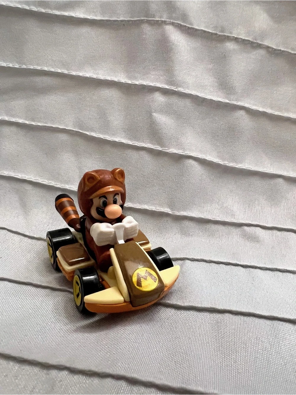 Mario Kart- Tanooki Mario Standard Kart Raccoon Suit- Hot Wheels- Mattel- 2018